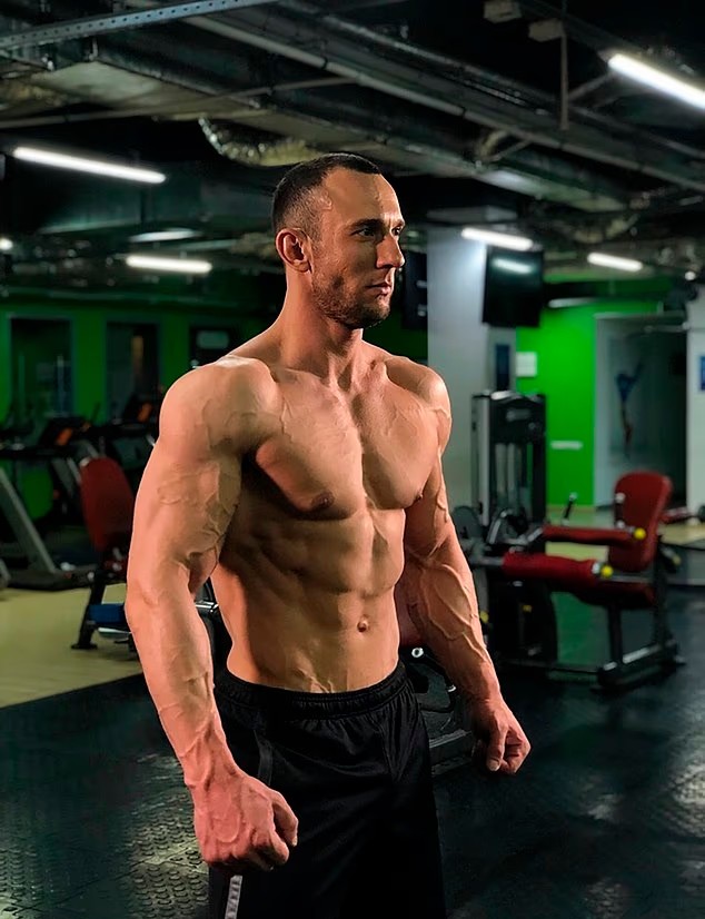 Thân hình cơ bắp của Nuyanzin trước khi anh bắt đầu thử thách tăng 25 kg để giảm cân. Ảnh: East2West News