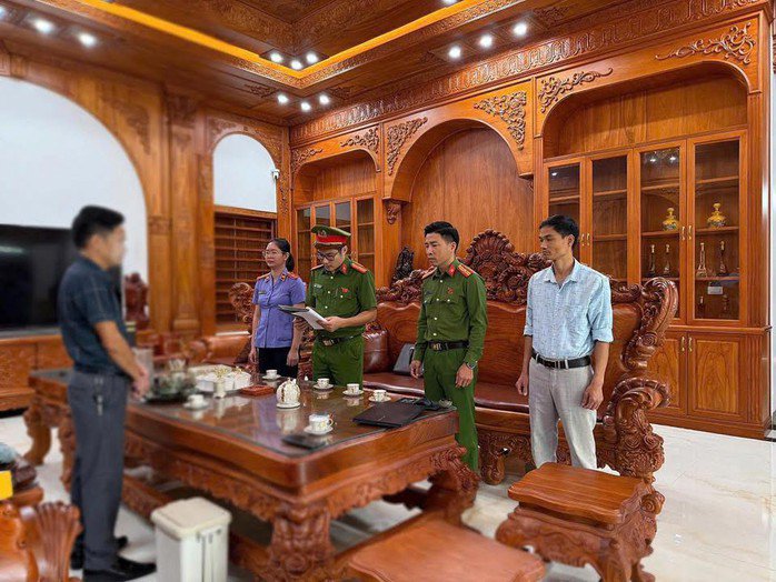 Cơ quan chức năng đọc lệnh khởi tố ông N.X.A.. Ảnh: Công an cung cấp