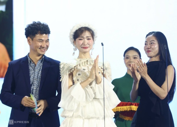 Hòa Minzy khóc khi ca khúc ''Bắc Bling'' được xướng tên ở hạng mục Âm nhạc truyền cảm hứng. Ảnh: Thanh Tùng