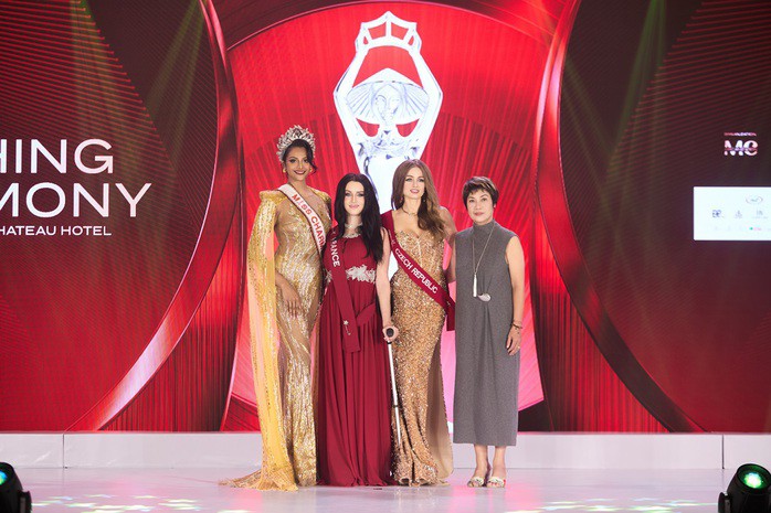 Miss Charm Pháp gặp chấn thương khi đến Việt Nam