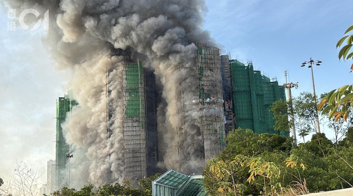 Giàn giáo bên ngoài tòa nhà Wang Cheong bốc cháy. Ảnh: HK01