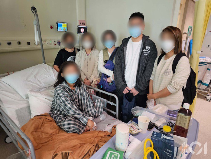 Người thân và bạn bè đến bệnh viện thăm hỏi bà Hồ. Ảnh: HK01