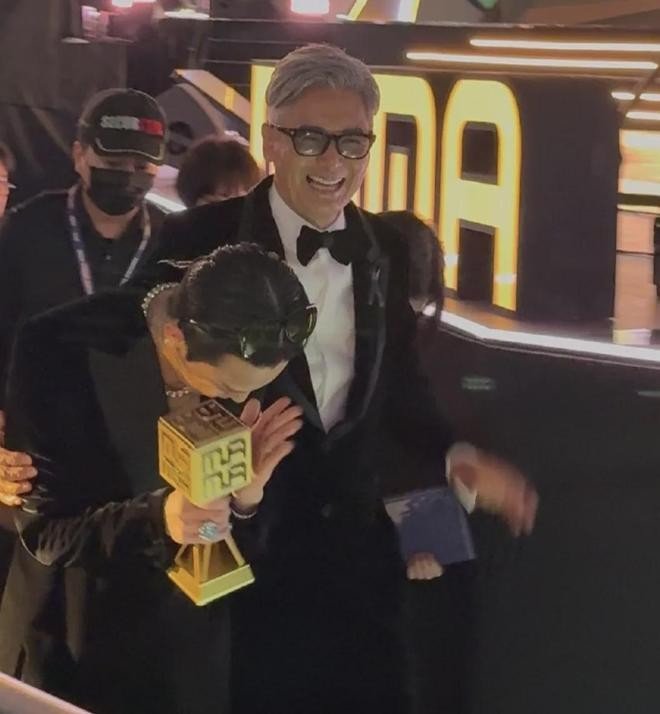 Châu Nhuận Phát gây tranh bởi MAMA 2025 có lệnh cấm nghệ sĩ cười.