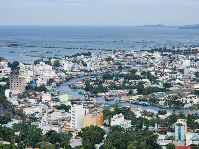 Hàng chục ngàn hộ dân ở Phú Quốc phải chịu cảnh mất điện xuyên đêm, hiện vẫn chưa có lại bởi sự cố đứt cáp ngầm vượt biển