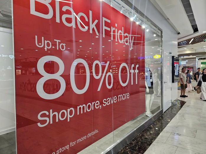 Nhiều nơi treo bảng giảm giá tới 80% dịp Black Friday nhưng thực tế không giảm bao nhiêu