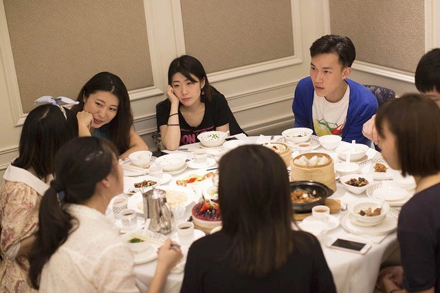 Từ một cuộc gặp gỡ vui vẻ, buổi họp lớp biến thành phiên "soi xét và đánh giá". Ảnh minh họa