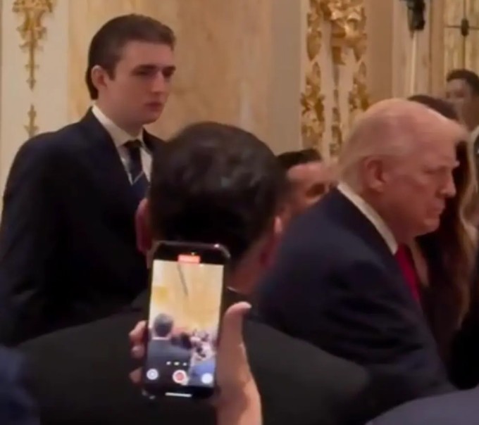 Barron cao hơn hẳn ông Trump, dù Tổng thống Mỹ cao tới 1,9 m. Ảnh cắt màn hình