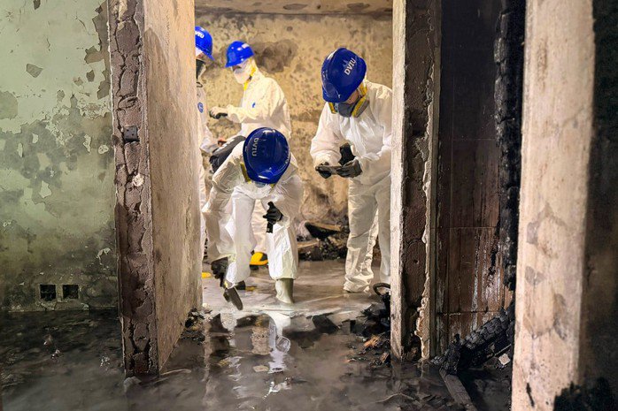 Lực lượng chức năng kiểm tra tình trạng các tòa nhà sau vụ cháy kinh hoàng. Nguồn: South China Morning Post