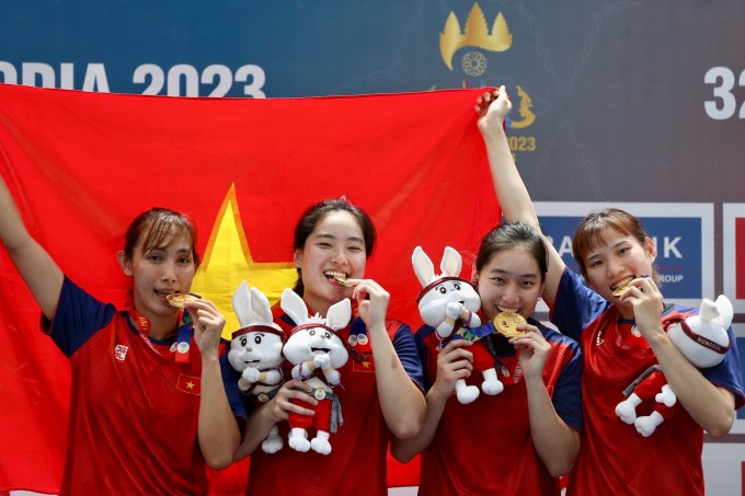 Thảo My và Thảo Vy cùng Huỳnh Thị Ngoan (trái) và Tiểu Duy (phải) giành HC vàng lịch sử cho bóng rổ Việt Nam ở nội dung 3x3 tại SEA Games 32 ở Campuchia năm 2023. Ảnh: Hiếu Lương