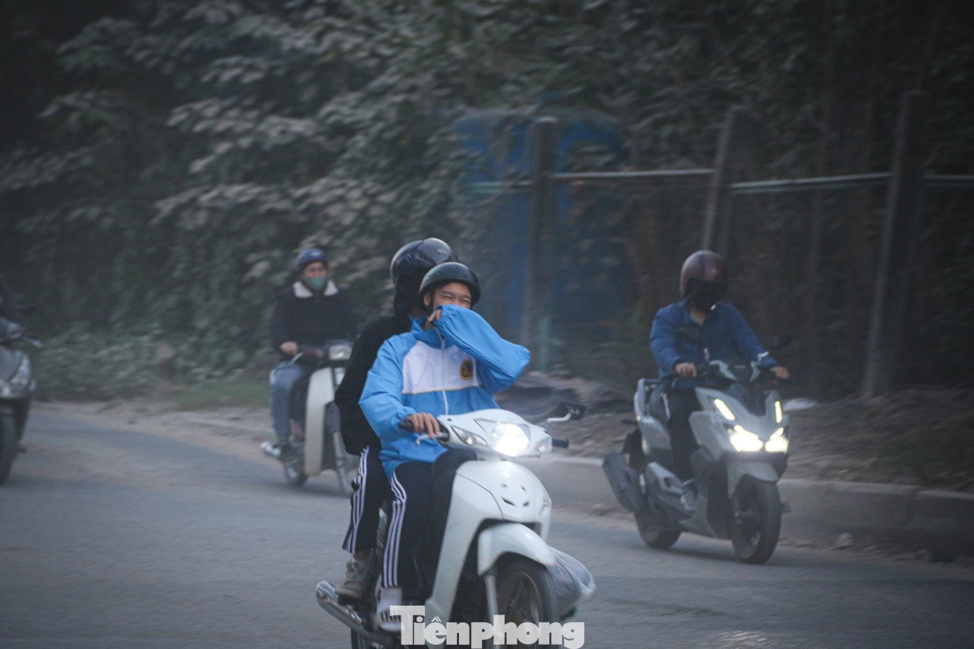 &#39;Con đường bụi&#39; cửa ngõ Hà Nội: Xe cộ chen chúc, dân kêu trời - 4