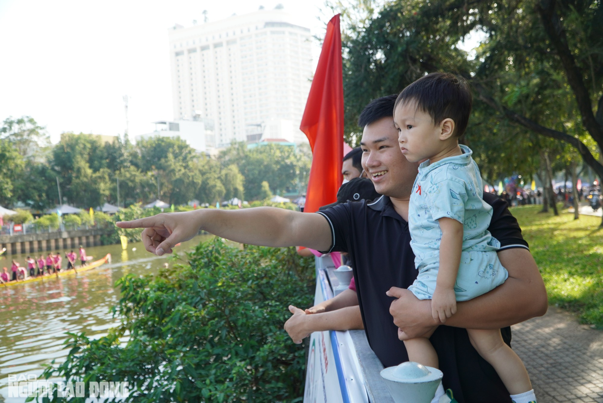 Người dân hào hứng xem các đội tranh tài