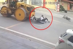 Clip: Đâm người sang đường cực mạnh, thanh niên trượt dài đối đầu xe lu