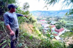 Vết nứt dài hơn 30m trên quả đồi uy hiếp tính mạng người dân