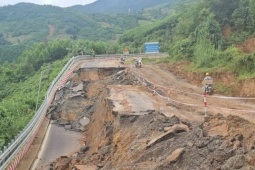 Tin tức trong ngày - Đèo Khánh Lê nối Nha Trang - Đà Lạt sạt lở khắp nơi, khi nào mới thông xe?