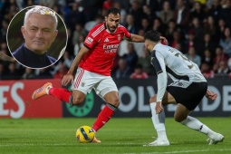 Đội Mourinho ngược dòng phút cuối, "Người đặc biệt" phản ứng đầy bất ngờ