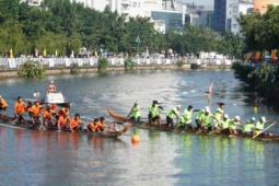 Media - Người dân TPHCM vây kín 2 bên bờ kênh Nhiêu Lộc xem đua ghe ngo