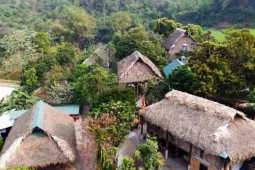 Ngắm những nếp nhà sàn nguyên sơ của người Mường ở làng du lịch