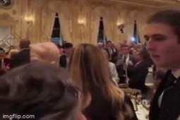 Bạn trẻ - Cuộc sống - Barron Trump nổi bật với chiều cao vượt trội ở tiệc Tạ ơn