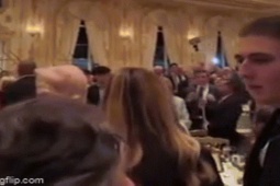 Barron Trump nổi bật với chiều cao vượt trội ở tiệc Tạ ơn