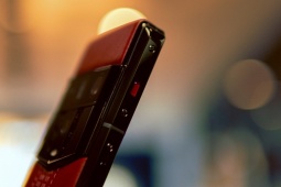 Chỉ một nút bấm nhỏ có thể phân biệt smartphone siêu sang thật hay giả