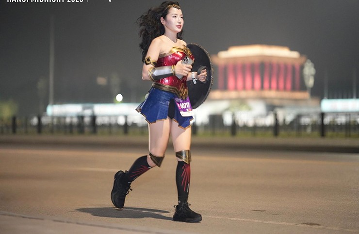 Tại giải đấu này, cô hóa thân thành một nữ chiến binh. Hình ảnh Loan Barbie cầm theo tấm khiên khá nặng, đầy khỏe khoắn và nóng bỏng hoàn thành cự ly 10km nhận được nhiều lời khen.