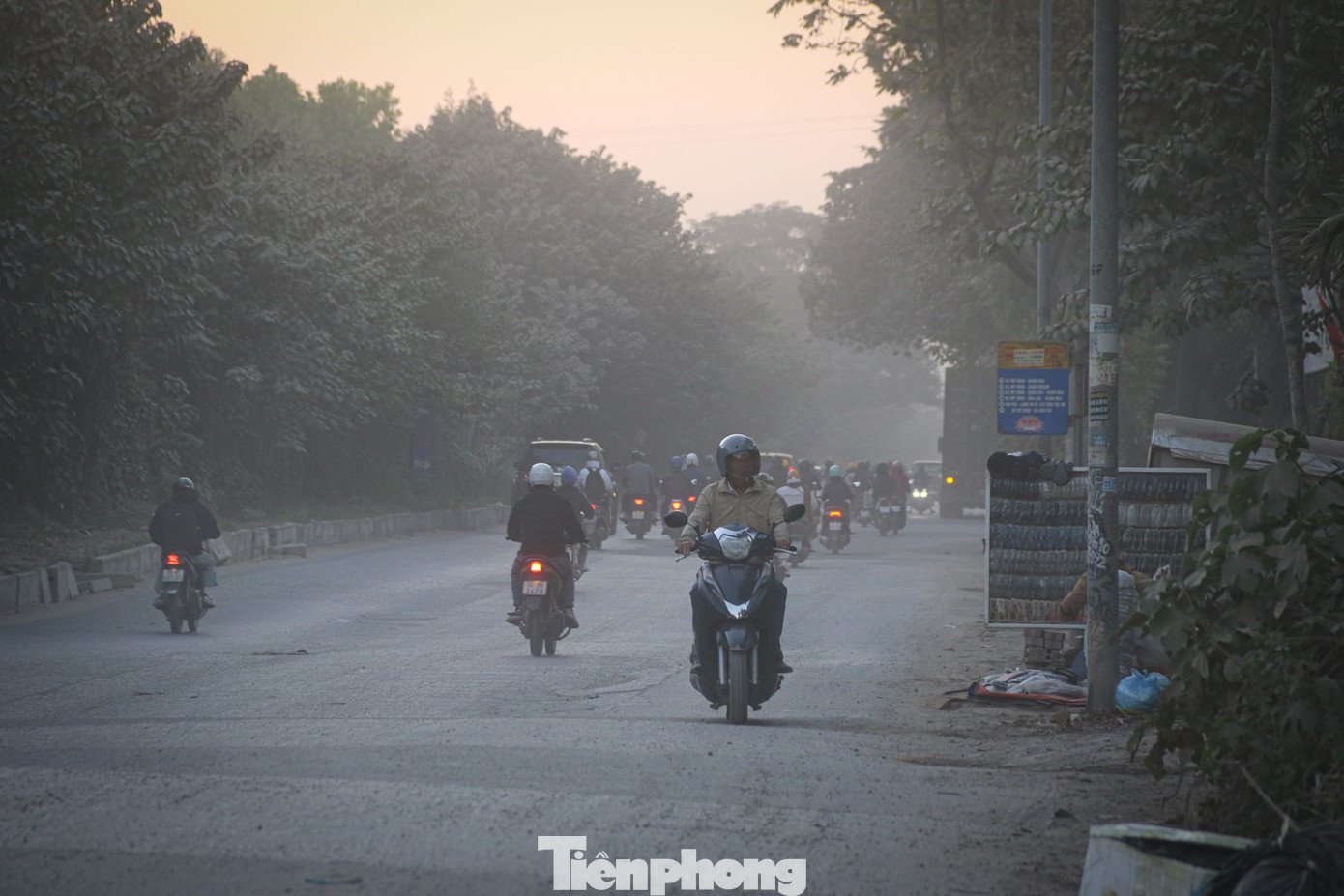 &#39;Con đường bụi&#39; cửa ngõ Hà Nội: Xe cộ chen chúc, dân kêu trời - 8