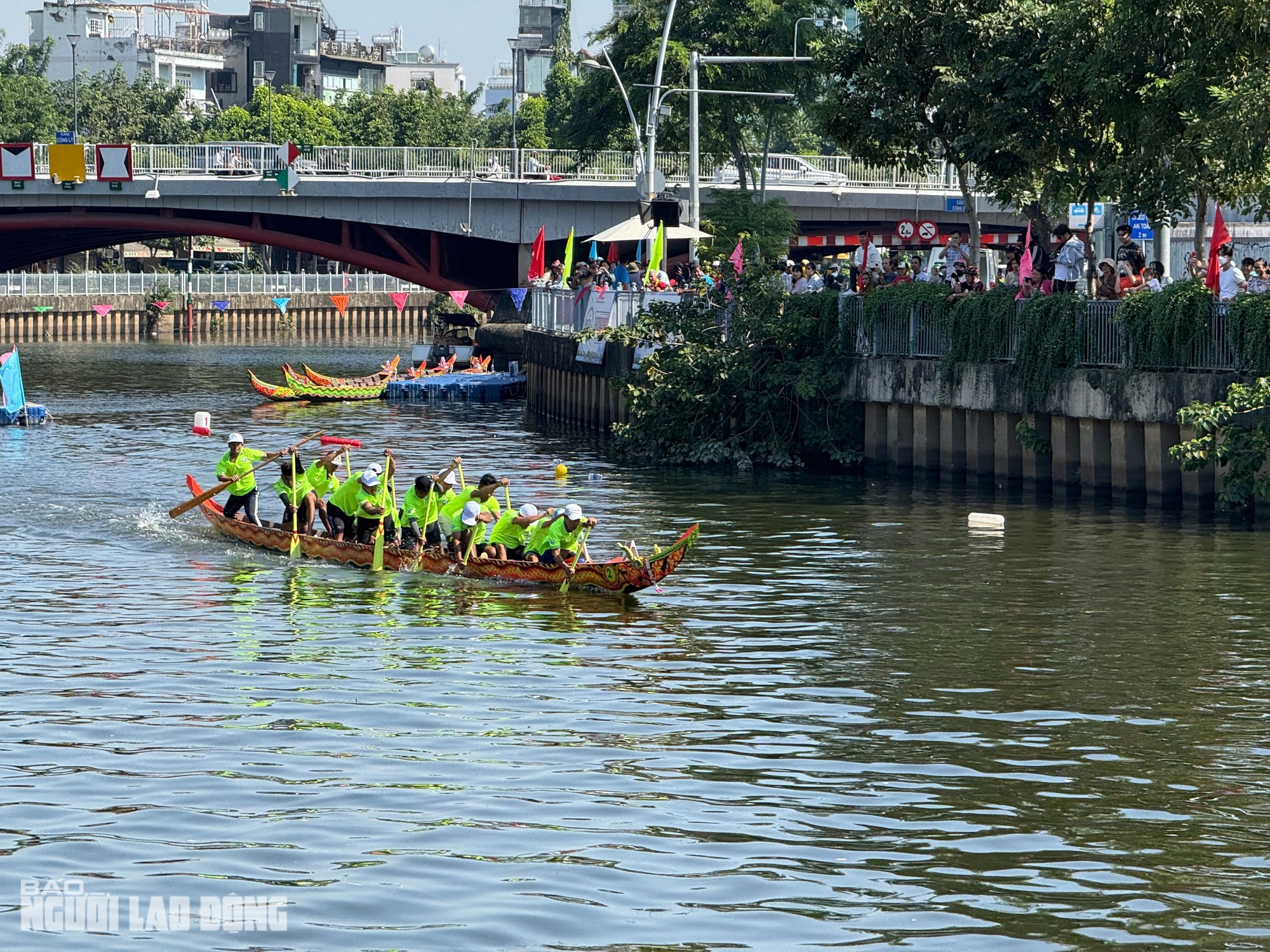 Lễ hội đua ghe ngo cúp Xuân Hòa mở rộng thu hút đông đảo người dân đến xem