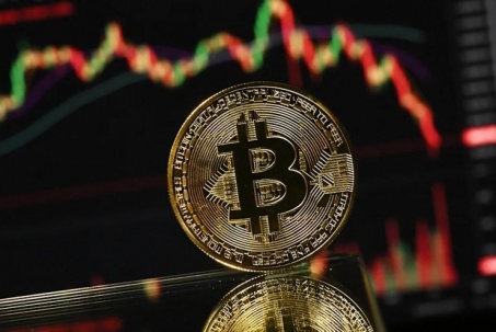 Bitcoin liên tục lao dốc, mất 28% so với đỉnh lịch sử
