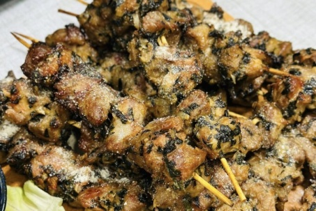 Loại lá mọc đầy bờ rào nướng cùng thịt xiên vừa ngon vừa bổ