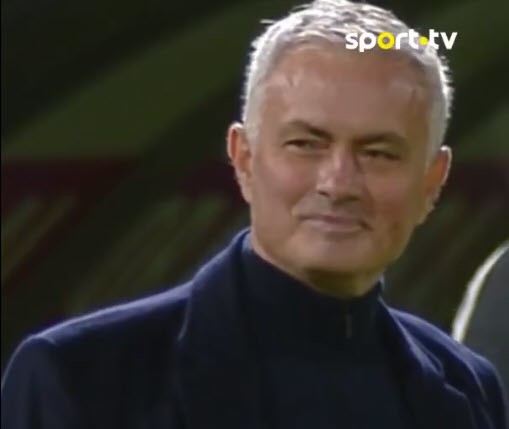 Cử chỉ duyên dáng của Mourinho khi đối thủ câu giờ