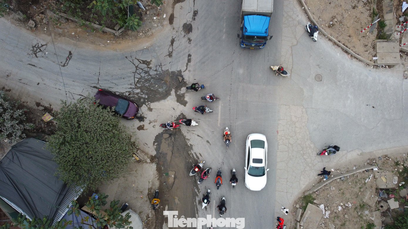 &#39;Con đường bụi&#39; cửa ngõ Hà Nội: Xe cộ chen chúc, dân kêu trời - 11