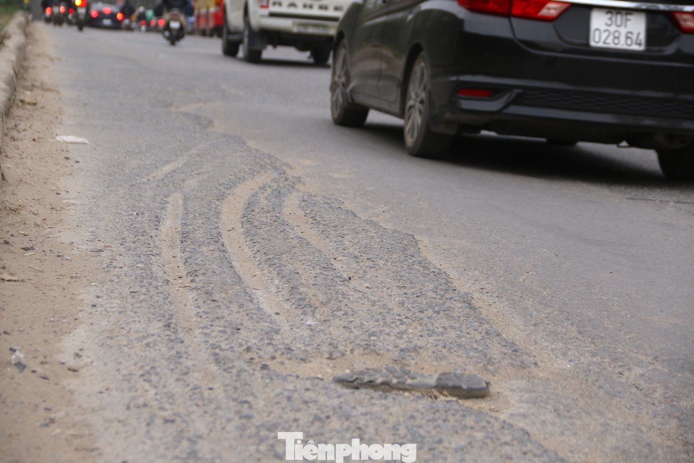 &#39;Con đường bụi&#39; cửa ngõ Hà Nội: Xe cộ chen chúc, dân kêu trời - 12