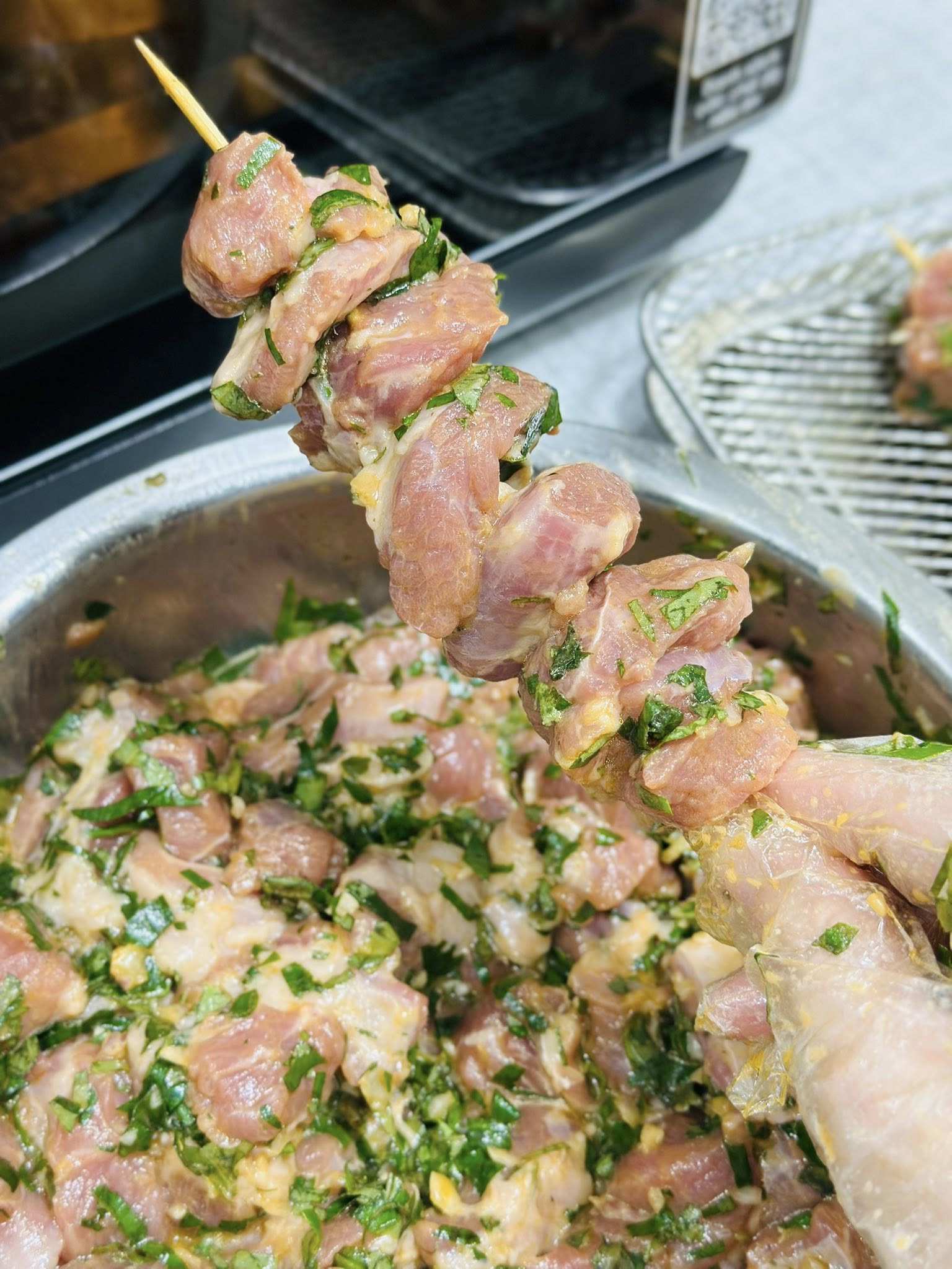 Loại lá mọc đầy bờ rào nướng cùng thịt xiên vừa ngon vừa bổ - 6