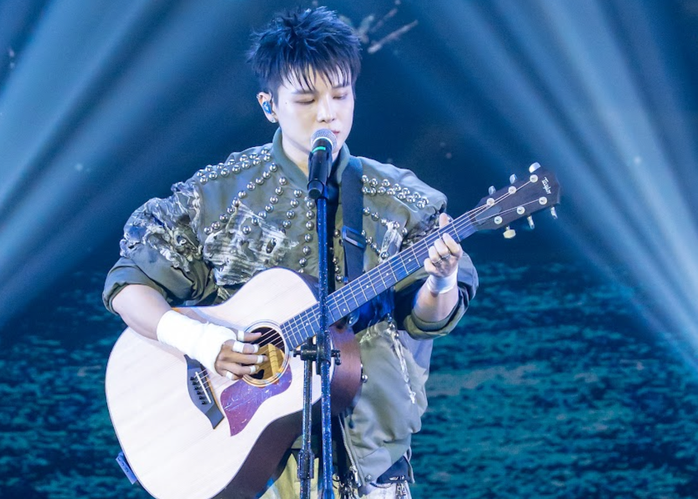 Sân khấu của các anh trai trong Chung kết 1.