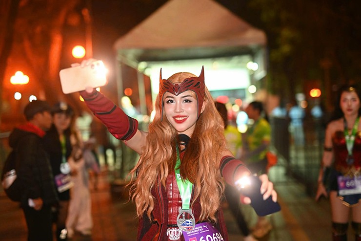 “Y tá chạy bộ” Loan Barbie biến thành nữ chiến binh, dàn hot girl hóa thân gợi cảm - 7