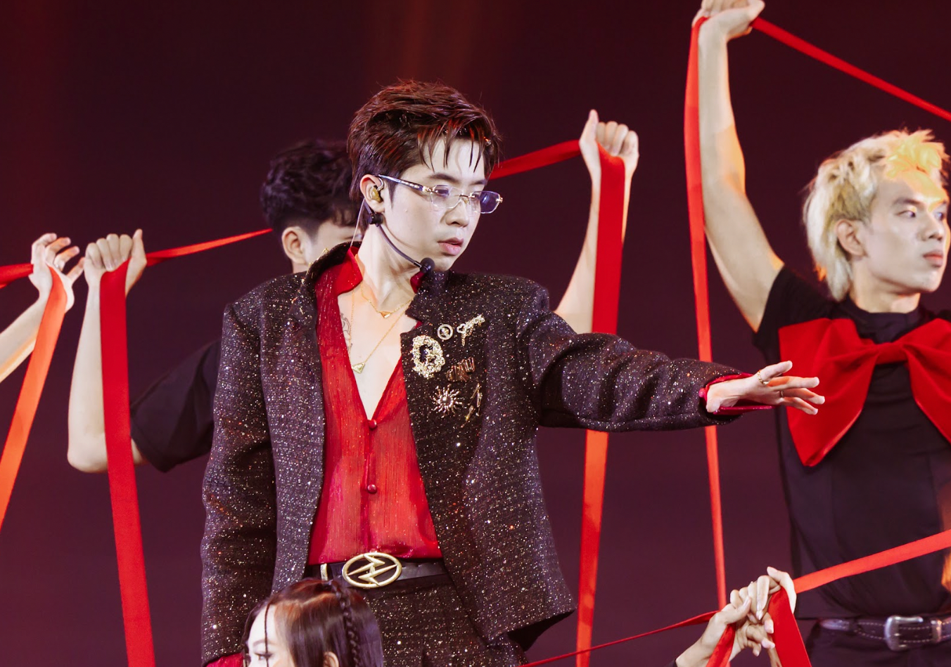 Sân khấu của các anh trai trong Chung kết 1.