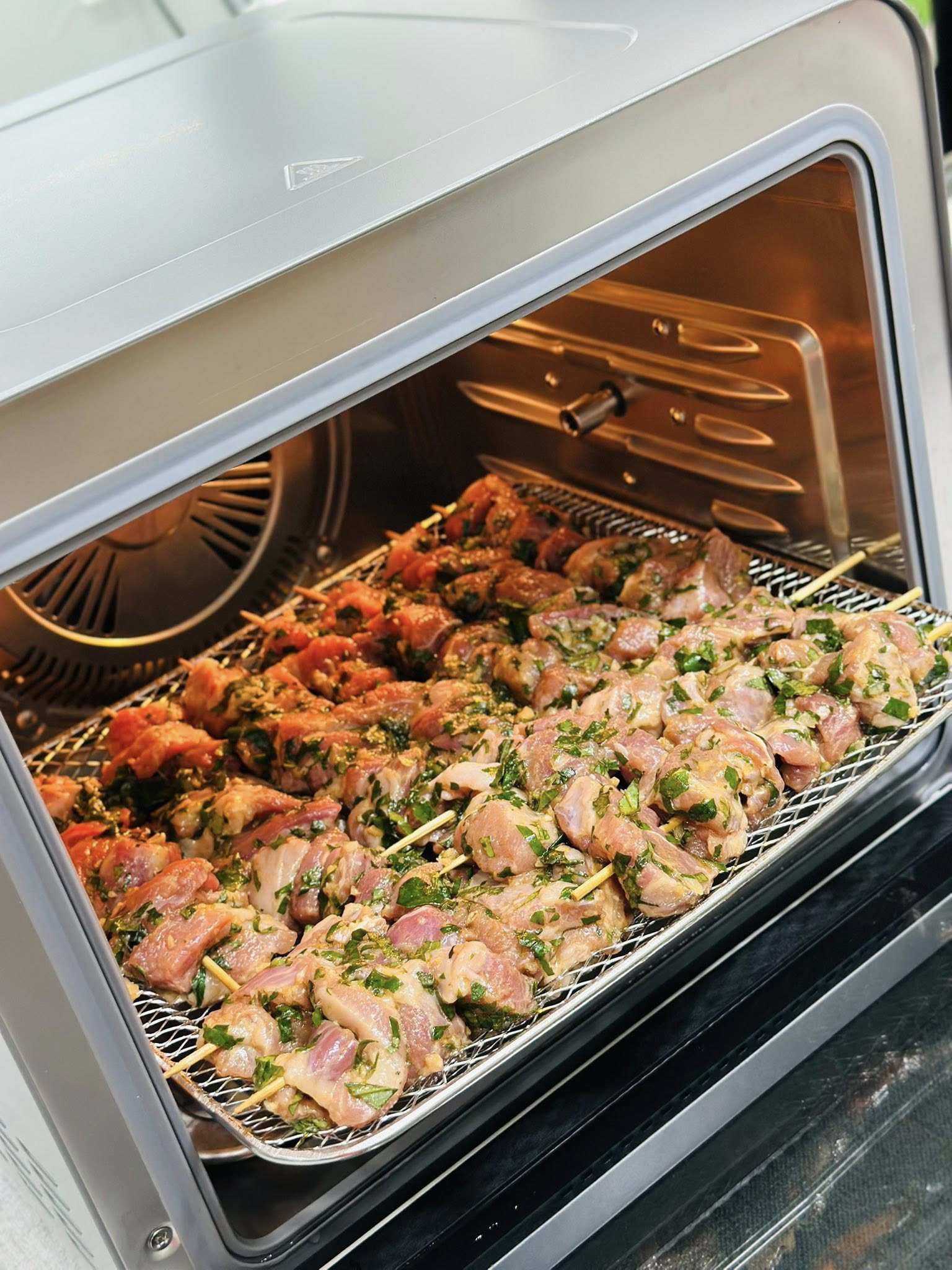 Khi thịt chín vàng, thơm phức là đã rất hấp dẫn rồi.