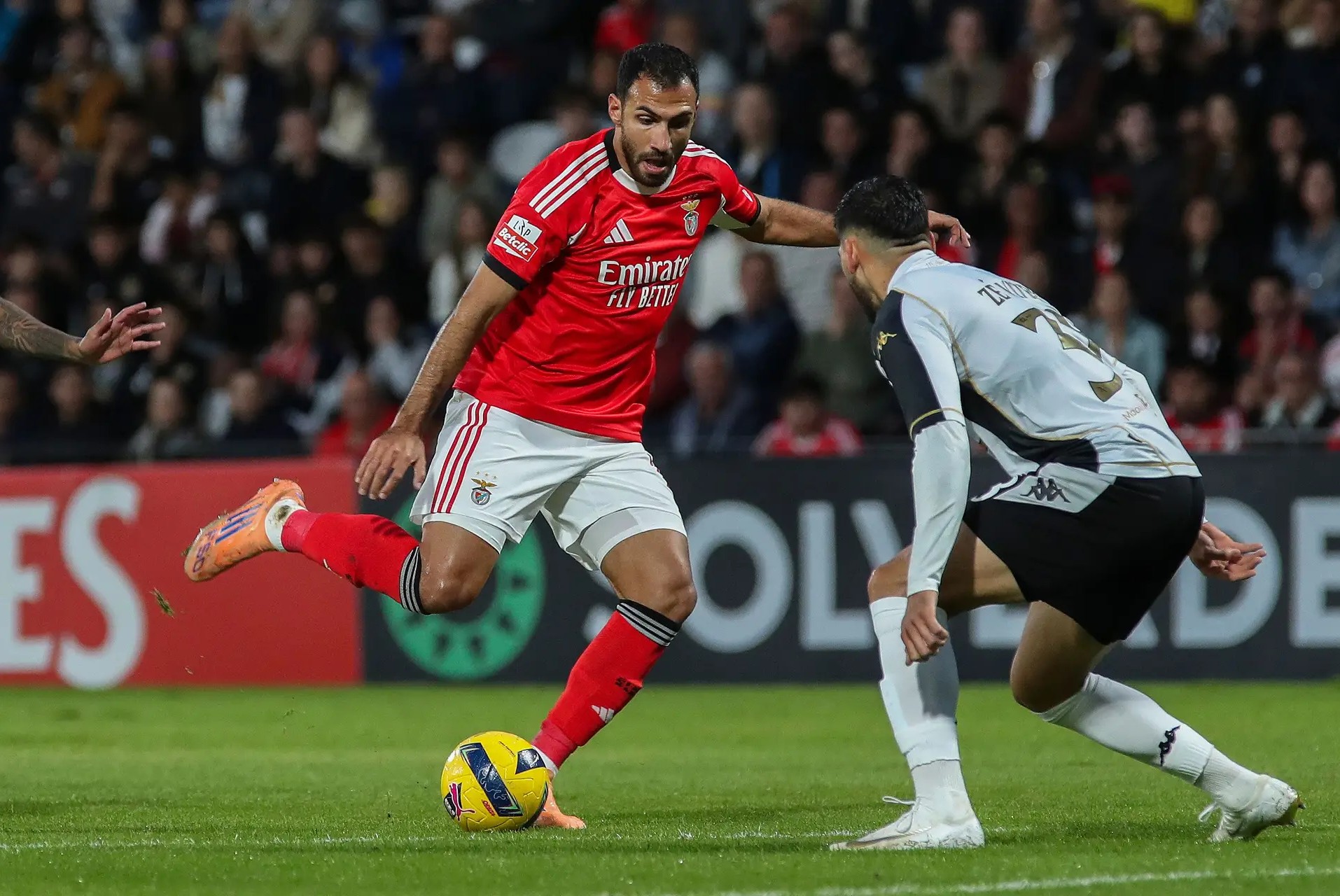 Benfica rất vất vả mới thắng được Nacional