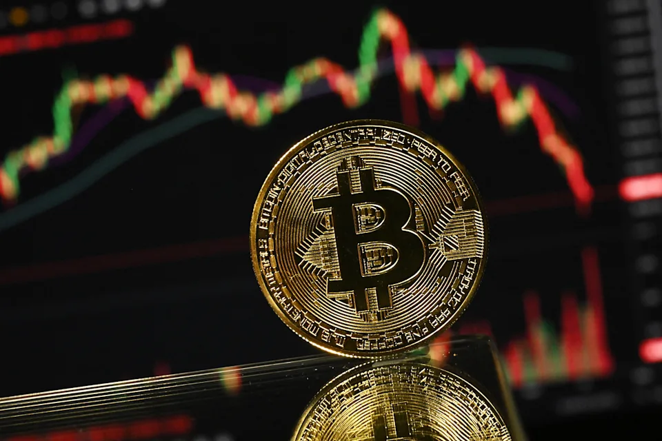 Bitcoin liên tục lao dốc, mất 28% so với đỉnh lịch sử - 1