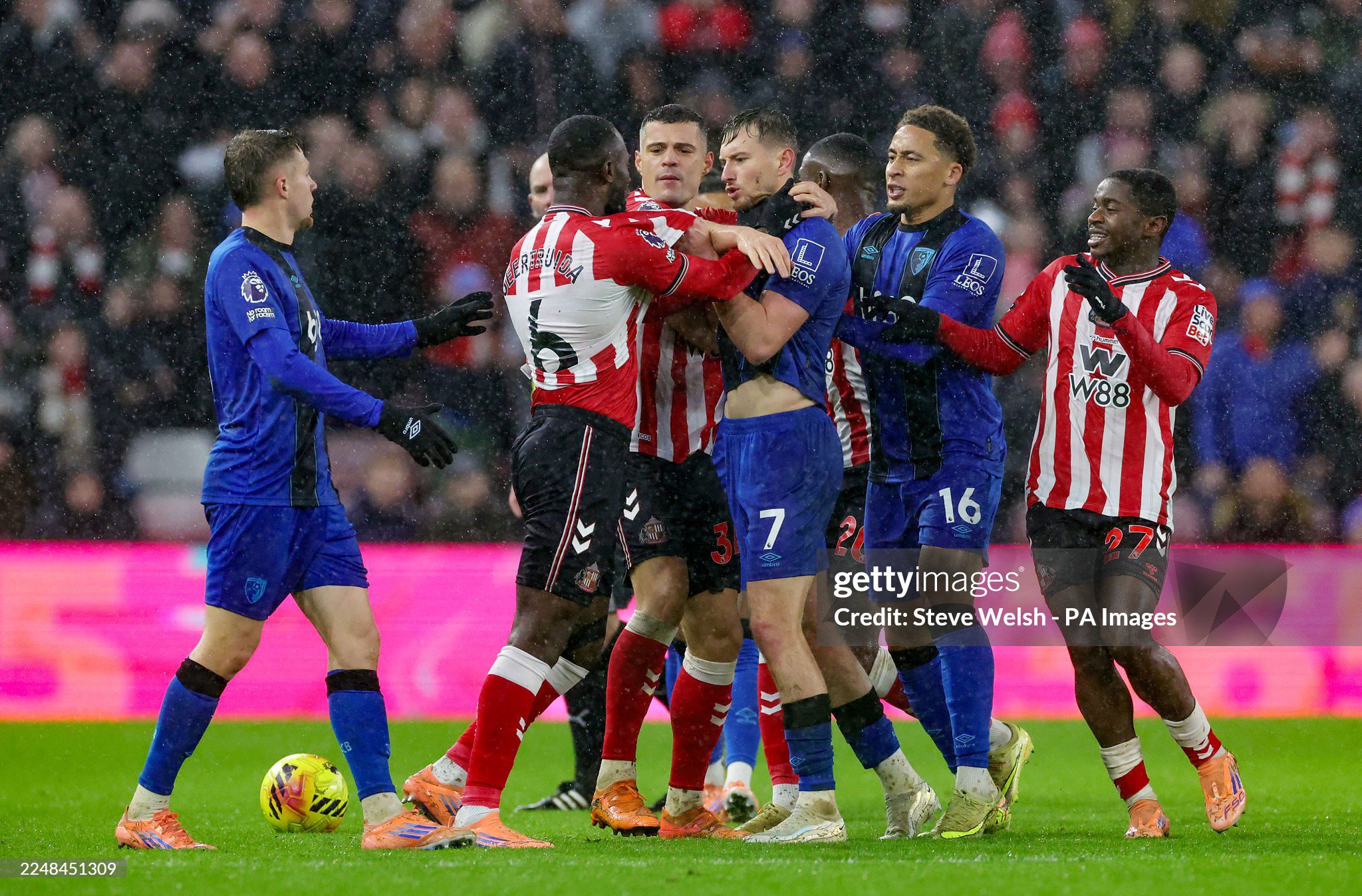 Trận đấu cực "nóng" trong những phút cuối trận