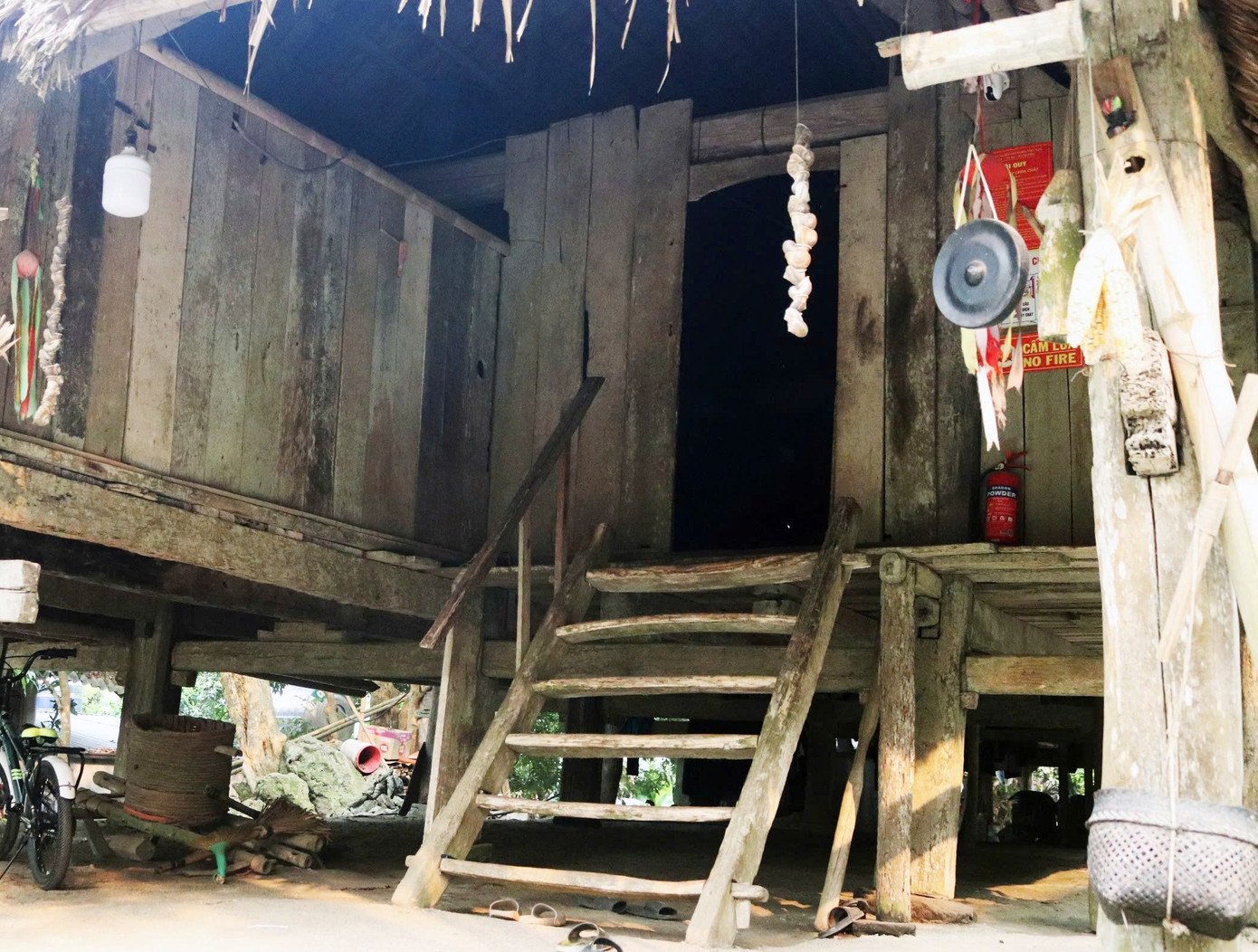 Những ngôi nhà sàn được thưng bằng gỗ.