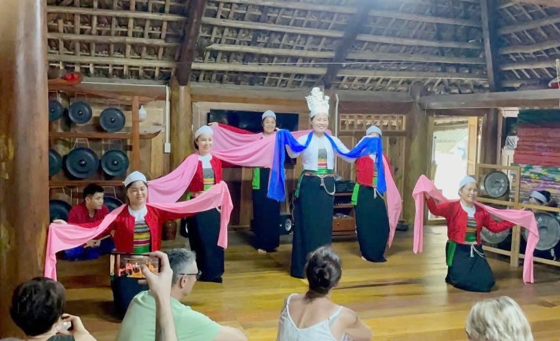 Ngắm những nếp nhà sàn nguyên sơ của người Mường ở làng du lịch - 10