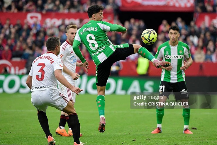 Sevilla và Real Betis tạo ra thế trận cân bằng trong 45 phút đầu tiên