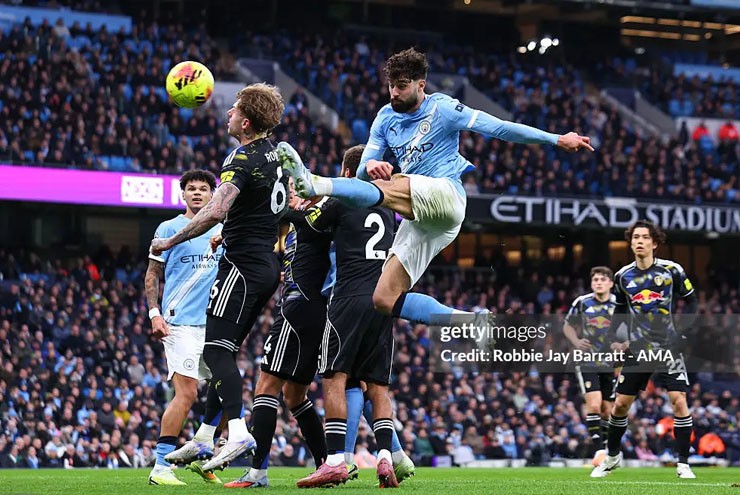 Gvardiol ghi bàn từ pha bóng cố định của Man City