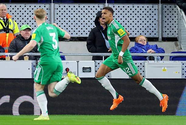 Thiaw (phải) mở điểm cho Newcastle chỉ sau chưa đầy 1 phút