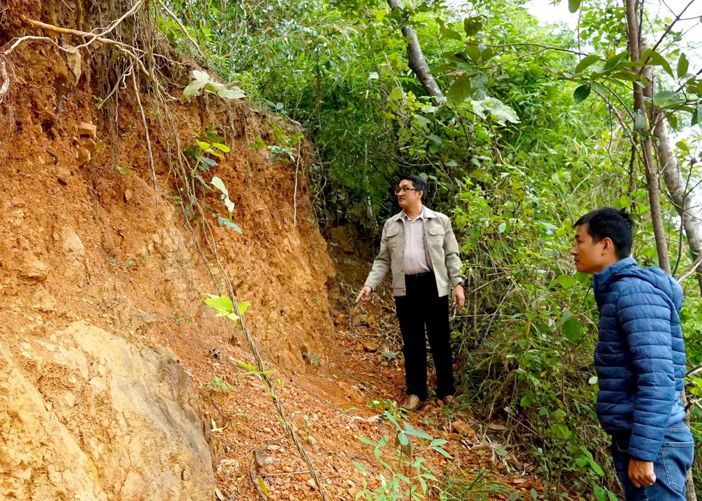Việc sạt lở đã diễn ra từ lâu, nhưng hiện ngày một nghiêm trọng.