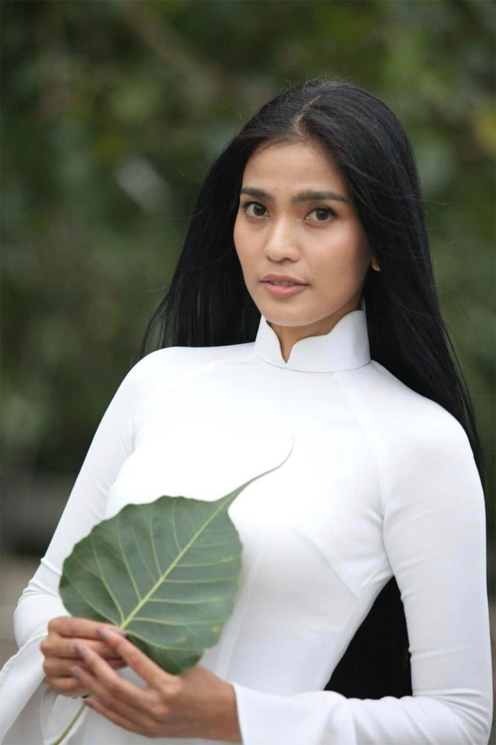 Trong khi đó, á hậu Trương Thị May lại sở hữu vẻ đẹp rất khác: huyền bí và giàu bản sắc. Đôi mắt sắc, làn da nâu khoẻ khoắn tạo nên hình ảnh mạnh mẽ, cá tính. Nhan sắc của cô không chỉ đẹp theo tiêu chuẩn thông thường mà dễ nhận diện và khó lẫn.