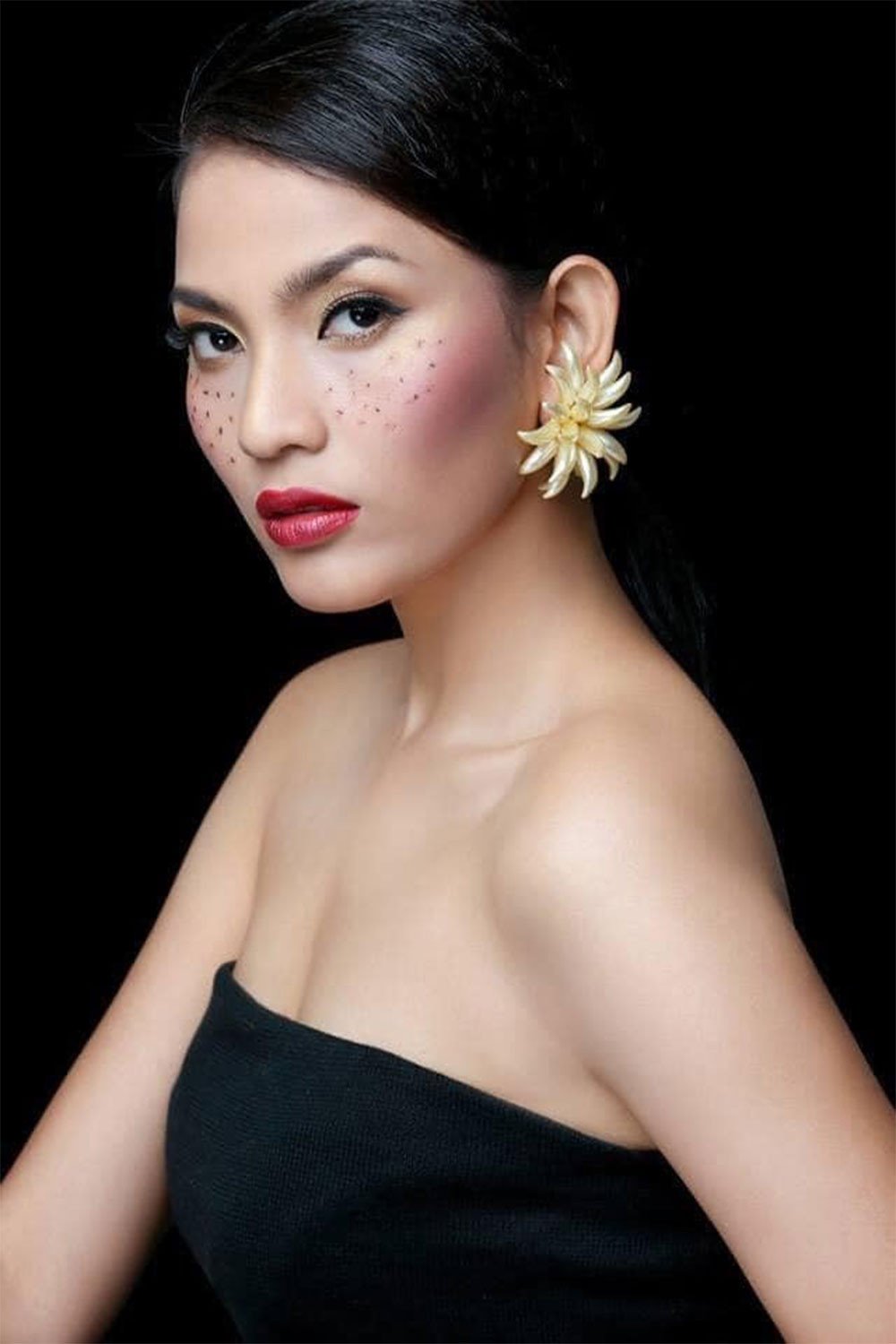 Trong khi đó, á hậu Trương Thị May lại sở hữu vẻ đẹp rất khác: huyền bí và giàu bản sắc. Đôi mắt sắc, làn da nâu khoẻ khoắn tạo nên hình ảnh mạnh mẽ, cá tính. Nhan sắc của cô không chỉ đẹp theo tiêu chuẩn thông thường mà dễ nhận diện và khó lẫn.