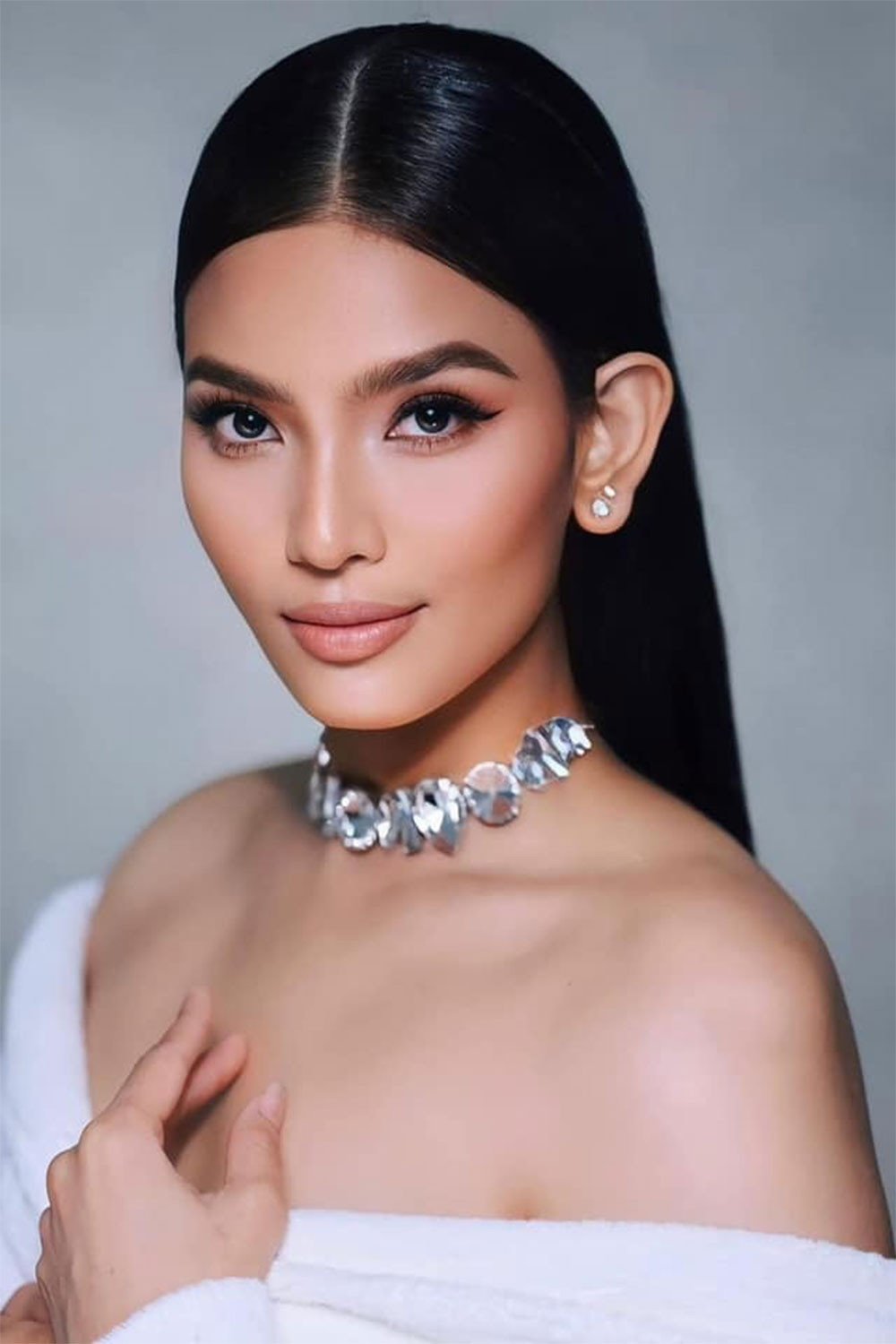 Trong khi đó, á hậu Trương Thị May lại sở hữu vẻ đẹp rất khác: huyền bí và giàu bản sắc. Đôi mắt sắc, làn da nâu khoẻ khoắn tạo nên hình ảnh mạnh mẽ, cá tính. Nhan sắc của cô không chỉ đẹp theo tiêu chuẩn thông thường mà dễ nhận diện và khó lẫn.