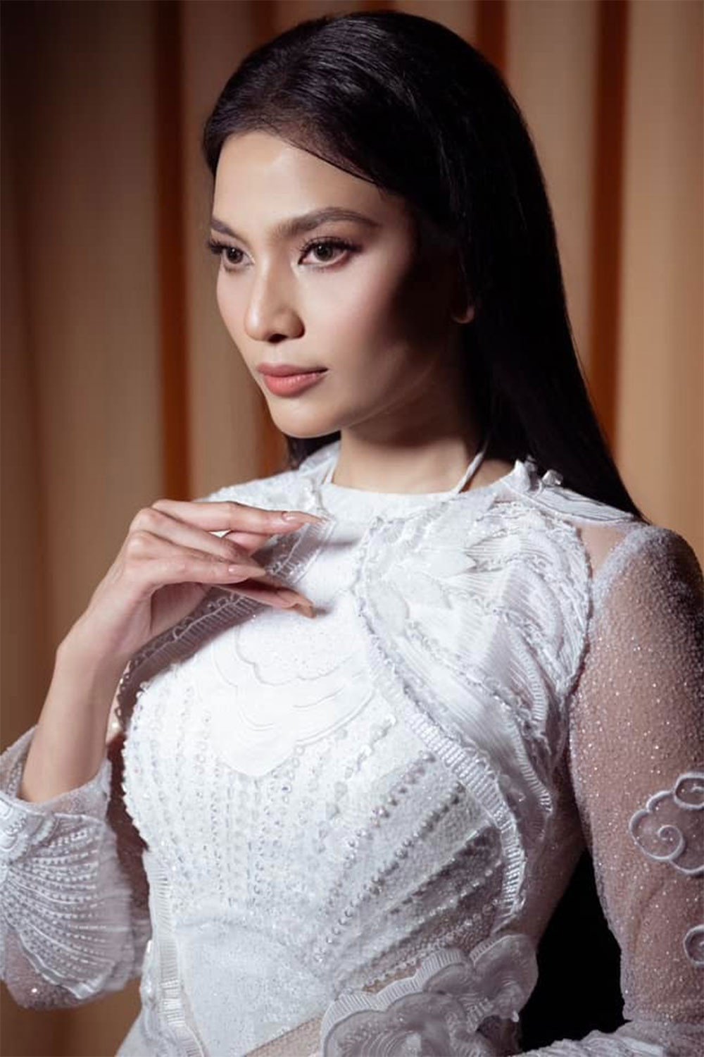 Trong khi đó, á hậu Trương Thị May lại sở hữu vẻ đẹp rất khác: huyền bí và giàu bản sắc. Đôi mắt sắc, làn da nâu khoẻ khoắn tạo nên hình ảnh mạnh mẽ, cá tính. Nhan sắc của cô không chỉ đẹp theo tiêu chuẩn thông thường mà dễ nhận diện và khó lẫn.